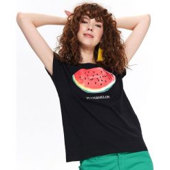 T-SHIRT KRÓTKI RĘKAW DAMSKI Z NADRUKIEM. Czarne t-shirty TOP SECRET, bez wzorów, z dzianiny, bez kołnierzyka, bez ramiączek. W wyprzedaży za 24.99 zł.