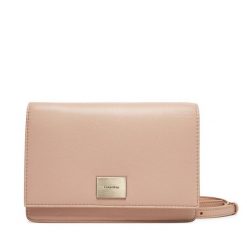 Torebka Calvin Klein. Czerwone listonoszki Calvin Klein, bez wzorów, bez dodatków. Za 219.99 zł.