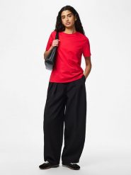 Pieces Koszulka "Pcria" w kolorze czerwonym rozmiar: XS. Czerwone bluzki Pieces, xs, bez wzorów, z bawełny, bez kołnierzyka, bez ramiączek. Za 44.09 zł.