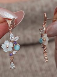 Lodie Silver Srebrne kolczyki-wkrętki z cyrkoniami rozmiar: onesize. Niebieskie kolczyki Lodie Silver, z cyrkonią, srebrne. Za 143.99 zł.