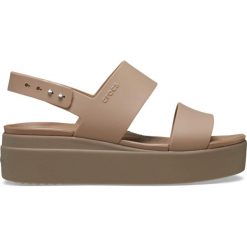 Sandały dmaskie Crocs BROOKLYN LOW WEDGE. Brązowe sandały Crocs, bez wzorów, sportowe, bez obcasa, bez zapięcia. Za 199.00 zł.