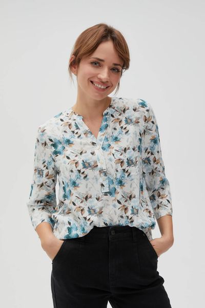 Wiskozowa koszula z kwiatowym wzorem zielona. Zielone koszule MOODO, bez wzorów, z wiskozy, bez kołnierzyka, bez ramiączek. W wyprzedaży za 49.99 zł.