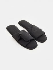 Otwarte muślinowe kapcie - szary. Szare obuwie domowe Sinsay, bez wzorów, z otwartym noskiem, bez zapięcia. Za 25.99 zł.