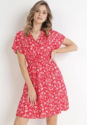 Czerwona Kwiecista Sukienka Mini z Wiskozy z Marszczoną Gumką w Pasie Catela. Czerwone sukienki Born2be, na wiosnę, l, bez wzorów, z wiskozy, bez kołnierzyka, bez ramiączek, mini, kopertowe. Za 49.99 zł.