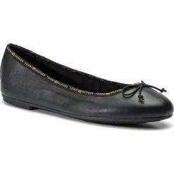 Baleriny TOMMY HILFIGER - Leather Ballerina Tommy Branding FW0FW04439 Black 990. Czarne baleriny TOMMY HILFIGER, bez wzorów, z materiału, bez obcasa, na płaskiej podeszwie. Za 449.00 zł.
