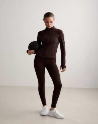 Damskie legginsy z wysokim stanem, squat proof, dla niskich Sense czekoladowe. Brązowe legginsy AIM'N, xs, bez wzorów, z elastanu, z podwyższonym stanem, krótkie. Za 297.00 zł.