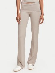 Guess Legginsy V6YB24 K4713 Beżowy ciemny Flare Fit. Brązowe legginsy Guess, xl, z aplikacjami, z syntetyku. Za 264.99 zł.