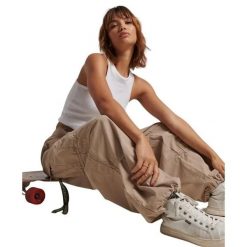 Damskie spodnie spadochronowe typu baggy Superdry. Brązowe spodnie dresowe Superdry, bez wzorów. Za 428.40 zł.