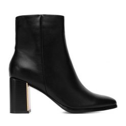 Botki DeeZee. Czarne botki DeeZee, bez wzorów, bez obcasa, na słupku, bez zapięcia. Za 229.99 zł.