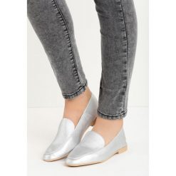 Srebrne Mokasyny Vinci. Szare mokasyny Born2be, bez wzorów, ze skóry, bez obcasa. Za 49.99 zł.
