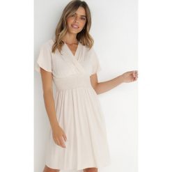 Beżowa Sukienka z Wiskozy Saede. Brązowe sukienki Born2be, na co dzień, na lato, l, bez wzorów, z wiskozy, bez kołnierzyka, bez ramiączek, mini, kopertowe. Za 49.99 zł.
