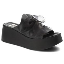 Czarne Klapki Karino Wsuwane Obuwie Damskie. Czarne klapki Karino, bez wzorów, z materiału, bez obcasa, na koturnie. Za 399.00 zł.
