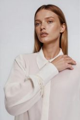 Koszula z koralikami na rękawie biała. Białe koszule MOODO, l, bez wzorów, z poliesteru, bez kołnierzyka, bez ramiączek. Za 139.99 zł.