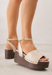 Beżowe Sandały na Platformie i Koturnie z Nitami po Bokach Zaehesh. Brązowe sandały Renee, bez wzorów, z jeansu, bez obcasa, na koturnie, bez zapięcia. Za 99.99 zł.