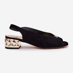 Zamszowe Eleganckie Sandały Damskie CheBello 4724 Czarne. Czarne sandały bez wzorów, z zamszu, eleganckie, bez obcasa, bez zapięcia. Za 648.59 zł.