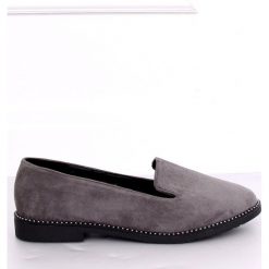 Mokasyny lordsy szare N90 Grey. Szare lordsy ButyModne, z aplikacjami, z zamszu, bez obcasa, bez zapięcia. W wyprzedaży za 89.00 zł.