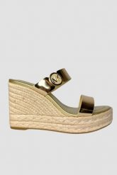 MICHAEL KORS Złote sandały Lucinda Wedge. Żółte sandały Michael Kors, bez wzorów, bez obcasa, bez zapięcia. W wyprzedaży za 499.99 zł.