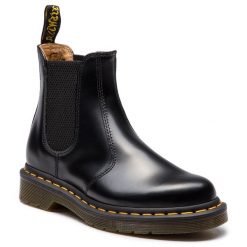 Sztyblety Dr. Martens. Czarne botki Dr. Martens, bez wzorów, bez obcasa, na płaskiej podeszwie, bez zapięcia. Za 809.99 zł.