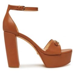 Sandały Guess. Brązowe sandały Guess, z aplikacjami, bez obcasa, na słupku, bez zapięcia. Za 599.99 zł.