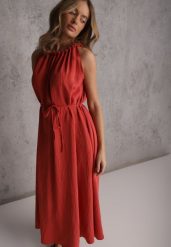 Czerwona Sukienka Bez Rękawów z Wiskozy z Ozdobnym Dekoltem i Wiązaniem w Talii Azeira. Czerwone sukienki Renee, l, bez wzorów, z wiskozy, bez kołnierzyka, plus size, bez ramiączek, maxi. Za 109.99 zł.