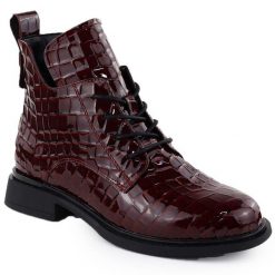 Skórzane botki damskie lakierowane kroko bordowe Filippo DBT7239. Czerwone botki Filippo, bez wzorów, z lakierowanej skóry, bez obcasa, bez zapięcia. Za 249.99 zł.