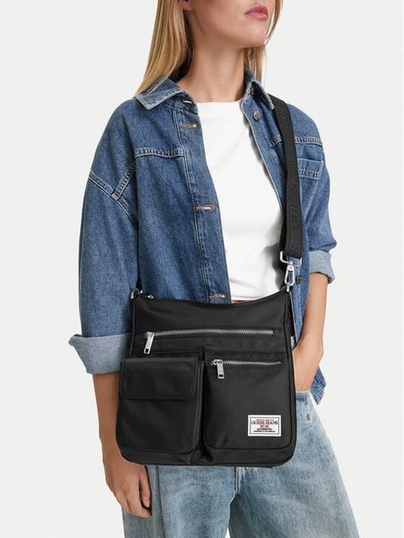 Guess Jeans Torebka CWBEO-GUESS-B-004-10 Czarny. Czarne listonoszki Guess Jeans, z aplikacjami, z jeansu, bez dodatków. Za 179.99 zł.