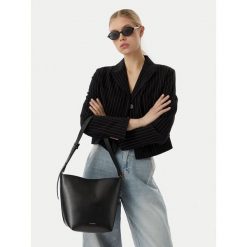 Torebka Calvin Klein. Czarne torebki klasyczne Calvin Klein, bez wzorów, bez dodatków. Za 529.99 zł.