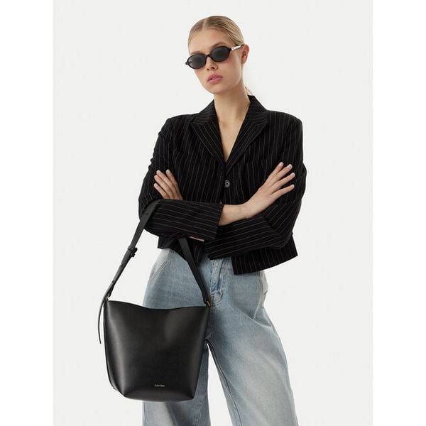 Torebka Calvin Klein. Czarne torebki klasyczne Calvin Klein, bez wzorów, bez dodatków. Za 419.99 zł.