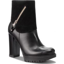 Botki EDEO - 3258-741/249 Czarny. Czarne botki Edeo, bez wzorów, ze skóry, bez obcasa, na obcasie, bez zapięcia. W wyprzedaży za 239.00 zł.