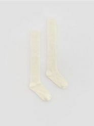 Długie podkolanówki - złamana biel. Skarpety Reserved, bez wzorów. Za 29.99 zł.