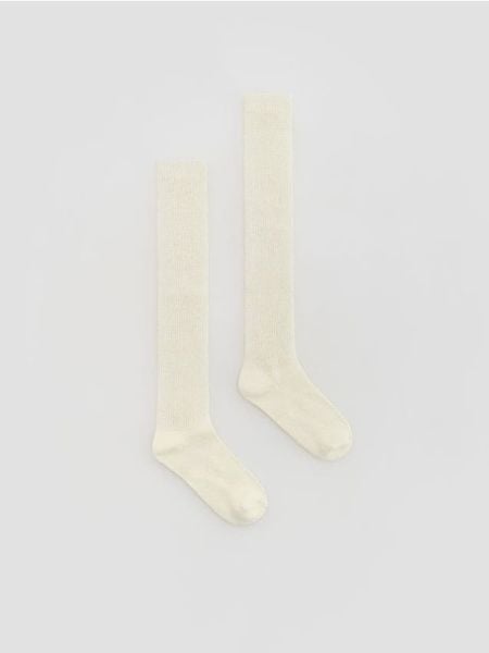 Długie podkolanówki - złamana biel. Skarpety Reserved, bez wzorów. Za 29.99 zł.