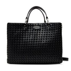 Torebka Emporio Armani. Czarne torebki klasyczne Emporio Armani, bez wzorów, bez dodatków. Za 1,389.00 zł.