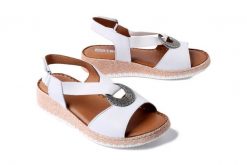 ARTIKER RELAKS 56C0895 biały, sandały damskie. Białe sandały Artiker Relaks, z aplikacjami, bez obcasa, bez zapięcia. Za 239.90 zł.