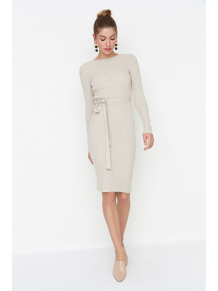 Trendyol Sukienka dzianinowa w kolorze beżowym rozmiar: M. Brązowe sukienki Trendyol, na imprezę, m, bez wzorów, z dzianiny, bez kołnierzyka, bez ramiączek, midi. Za 91.34 zł.