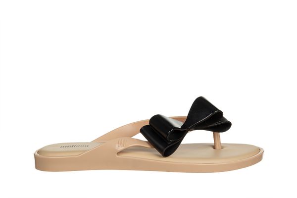 Japonki Melissa Flip Flop Cute Ad Beige Black 010457, Beżowy, Guma - 37. Brązowe klapki Melissa, bez wzorów, z gumy, bez obcasa, na płaskiej podeszwie. W wyprzedaży za 249.00 zł.