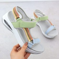 Sandały damskie sportowe na rzep Rieker W3151-90. Sandały Rieker, bez wzorów, ze skóry ekologicznej, sportowe, bez obcasa, bez zapięcia. Za 349.99 zł.