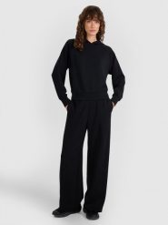 4F Spodnie dresowe z szerokimi nogawkami z modalem damskie - czarne M. Czarne spodnie dresowe 4f, l, bez wzorów, z dresówki. Za 199.99 zł.
