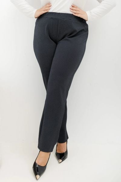 Granatowe spodnie Liora - elegancja i komfort w jednym Plus Size Oversize. Niebieskie spodnie materiałowe Moda Size Plus Iwanek, do pracy, plus size, bez wzorów, z poliesteru, plus size, krótkie. Za 179.90 zł.