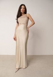 Beżowa Koktajlowa Sukienka o Dopasowanym Kroju z Koronką Bermine. Brązowe sukienki Born2be, do pracy, l, z aplikacjami, z koronki, biznesowe, bez kołnierzyka, bez ramiączek, maxi, dopasowane. Za 169.99 zł.