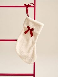 Dekoracja świąteczna w kształcie skarpety - kremowy. Białe skarpety Sinsay, bez wzorów. Za 9.99 zł.