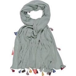 GŁADKI SZALIK Z KOLOROWYMI CHWOSTAMI. Zielone szaliki TOP SECRET, na lato, bez wzorów, z tkaniny. W wyprzedaży za 24.99 zł.