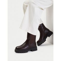 Botki U.S. Polo Assn. Brązowe botki U.S. Polo Assn., bez wzorów, bez obcasa, na płaskiej podeszwie, bez zapięcia. Za 299.99 zł.