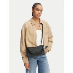 Torebka Calvin Klein Jeans. Czarne torebki klasyczne Calvin Klein Jeans, bez wzorów, z jeansu, bez dodatków. Za 269.99 zł.