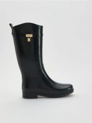 Wysokie kalosze z klamrą - czarny. Czarne kalosze Reserved, bez wzorów, z tworzywa sztucznego, przed kolano. Za 239.99 zł.