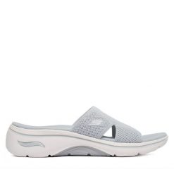 Klapki Skechers. Szare klapki Skechers, bez wzorów, bez obcasa. Za 289.99 zł.