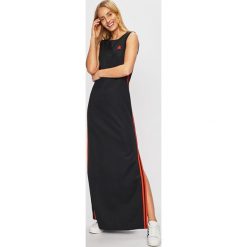 Adidas Originals - Sukienka. Czarne sukienki Adidas Originals, na co dzień, bez wzorów, z bawełny, casualowe, bez kołnierzyka, bez ramiączek, proste. W wyprzedaży za 179.90 zł.