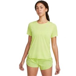 Odzież Nike. Zielona koszulki sportowe Nike, bez wzorów, bez ramiączek. Za 199.99 zł.