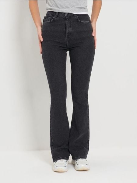 Jeansy flare z efektem sprania - szary. Szare jeansy Sinsay, l, bez wzorów. W wyprzedaży za 33.99 zł.