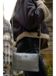 Victor & Hugo Paris Skórzana torebka "Perla" w kolorze srebrnym - 21 x 15 x 5 cm rozmiar: onesize. Szare torby na ramię Victor & Hugo Paris, bez wzorów, z materiału, na ramię, bez dodatków. Za 239.99 zł.