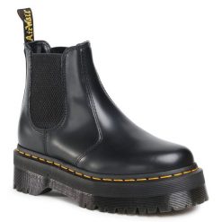 Sztyblety Dr. Martens. Czarne botki Dr. Martens, bez wzorów, bez obcasa, na płaskiej podeszwie, bez zapięcia. Za 519.99 zł.